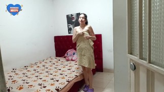HO VISTO LA MIA SORELLASTRA MASTURBARSI NELLA SUA STANZA, L'AIUTERÒ CON IL MIO CAZZO