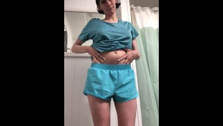 Escort brinca consigo mesma antes do banho