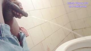Rajesh Playboy 993 zwei Pissen im Badezimmer Videos in einem einzigen Video zusammengeführt