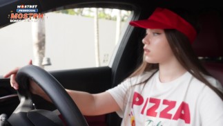 Follada a una repartidora de pizza por llegar tarde, recibió una propina con un potente creampie en su coño
