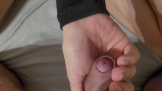 Moje sexy kamarádka mi dá handjo s masáží koulí. Jsem velmi nadržený.