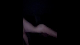 Twink muito suave brinca consigo mesmo mostrando flexibilidade dedilhando seu buraco rosa apertado