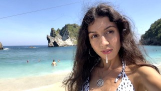 Gostosa chupa meu pau em uma praia pública e caminha pela costa com esperma no rosto - Cumwalk