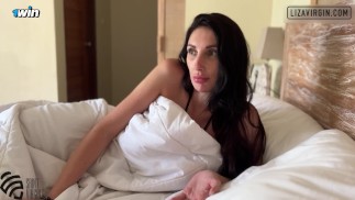 La mia matrigna si è svegliata nel mio letto la mattina. Hot MILF ha avuto un creampie.