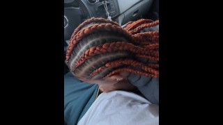 Risque en public à l’intérieur d’une voiture - couple