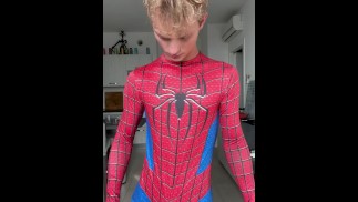 Twink en traje de Spider-Man