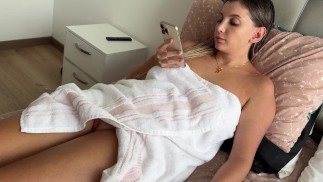 角質ステップお父さんはシャワーの後にNakedと一人でステップ娘を捕まえました
