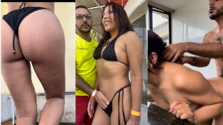 Zvedl sexy dívku a měl sex na veřejnosti