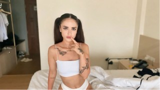 茶髪ツインテールのちっぱいJKとホテルで生ハメ顔射