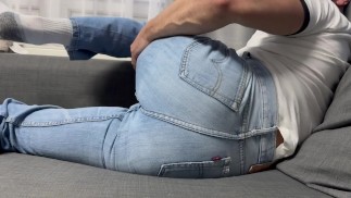 Pojď vedle mě na gauč, 😛 jsem nadšená v nových džínách Levi's, které mi sedí na zadek a tře se 🤤