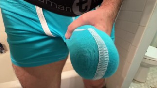 新しいワイルドマンの下着を伸ばす大きな白いコック