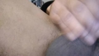 Chico se siente en la cama.