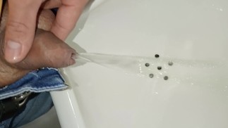 pissing desesperado en baño publico,masturbacion, casi me pillan primer plano