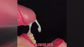 Ella chupa y lame mi polla con su lengua caliente y me corro dentro de su garganta profunda Asmr
