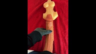 26cmのペニスがあなたの新しいセックス人形に収まらなかった-垂直セックス!