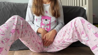 magere babe in pyjama masturbeert kleine tieten vingeren poesje close-up en spuitend orgasme