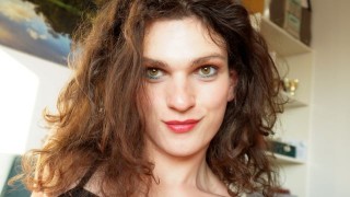 Trans meisje toont haar Rock harde erectie