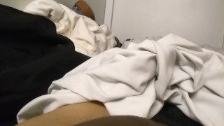 se divierte en la habitación del albergue del masaje de pene.