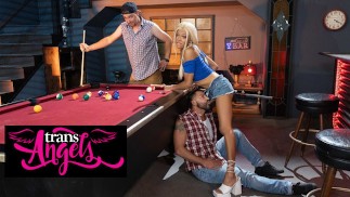 TRANS ANGELS - Lola Morena se pone de rodillas y trata Dominic Pacifico a una mamada de garganta profunda