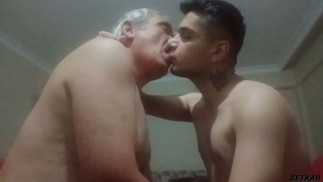 MENINO TESÃO FAZ SEXO QUENTE COM O VELHO EM CASA