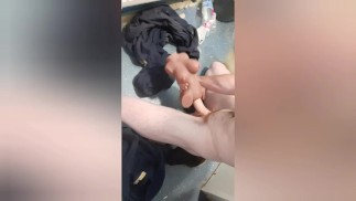 Novinha excitada adora foder sua boneca sexual de ébano