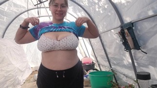 温室でNakedを出しているぽっちゃりした女の子