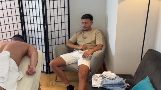 Si è eccitato mentre massaggiavo il suo ragazzo.