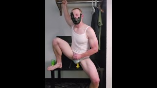 Bi curioso soldado se viste de sissy y monta un consolador hasta que CUMS!!