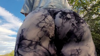 PAWG義姉妹は私にタイトなレギンスでHer Big Assに触れさせます