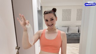 私の熱い義理の妹は彼女のボーイフレンドとのセックスの後にコンドームを忘れました