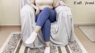 Muzułmańska dziewczyna włożyła zatyczkę analną w swój tyłek na pierwszy anal