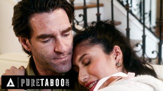 PURE TABOO Хитрый доставщик Guy становится отчимом миниатюрной Penelope Woods из-за ее девственности