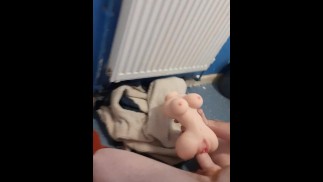 Jovencita cachonda se folla de nuevo a su muñeca sexual