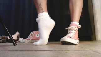 Witte geroofde sokken Pink Converse Sneakers plagen