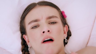 ULTRAFILMS Erstaunliches Mädchen Ariana Cortez spielt in diesem Solovideo mit ihrer Muschi