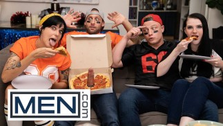 MEN - Dom King przepuszcza swojego kutasa przez pizzę Box na akcję lodzika z Logan Aaronsem