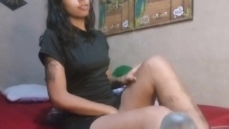 mujer masturbándose para la cámara