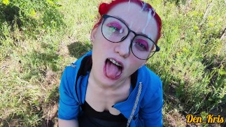 compilation de sperme sur le visage d’une jolie écolière à lunettes aux cheveux colorés