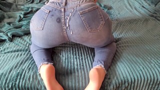 Gozando forte em sua bunda suculenta em jeans