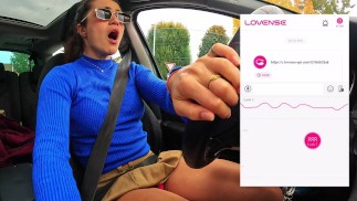 私が運転している間、リモートファンが私の愛情のある緑豊かなバイブレーターを制御している間、私の友人によって撮影されます
