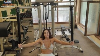 Потная мачеха трахается после спортзала, пока стирает белье