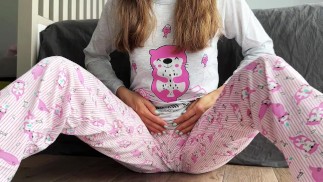 Big Squirt Orgazm Napalona Babe Uczennica W Piżamie 18-letnie palcowanie cipki I Cum