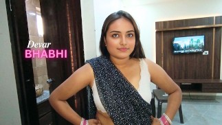 德西·印第安·巴比（Desi Indian Bhabhi）独自一人在家，德瓦尔（Devar）趁势性交