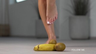 4K Schiacciare la frutta a piedi nudi! FREE SUB VIP 0nlyfans nei commenti!