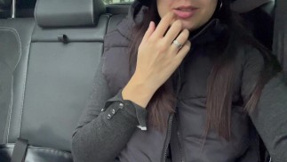 運転手が探していない間、タクシーで公共のソロの女の子のオナニー