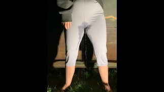 Chica está desesperada por orinar y mear a través de sus pantalones de yoga