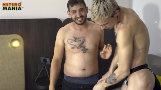 Thick Dick Dimitri dostaje masaż całego ciała i loda po raz pierwszy przez mężczyznę dla tego prostego chłopca