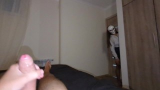Deze sexy milf geest komt alleen op Halloween nacht