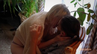 Câlins, caresses, sexe affectueux et sensuel sur une chaise confortable
