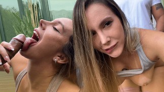 Yogalehrerin füllt den Arsch einer Blondine mit Sperma - Scarlet Benz